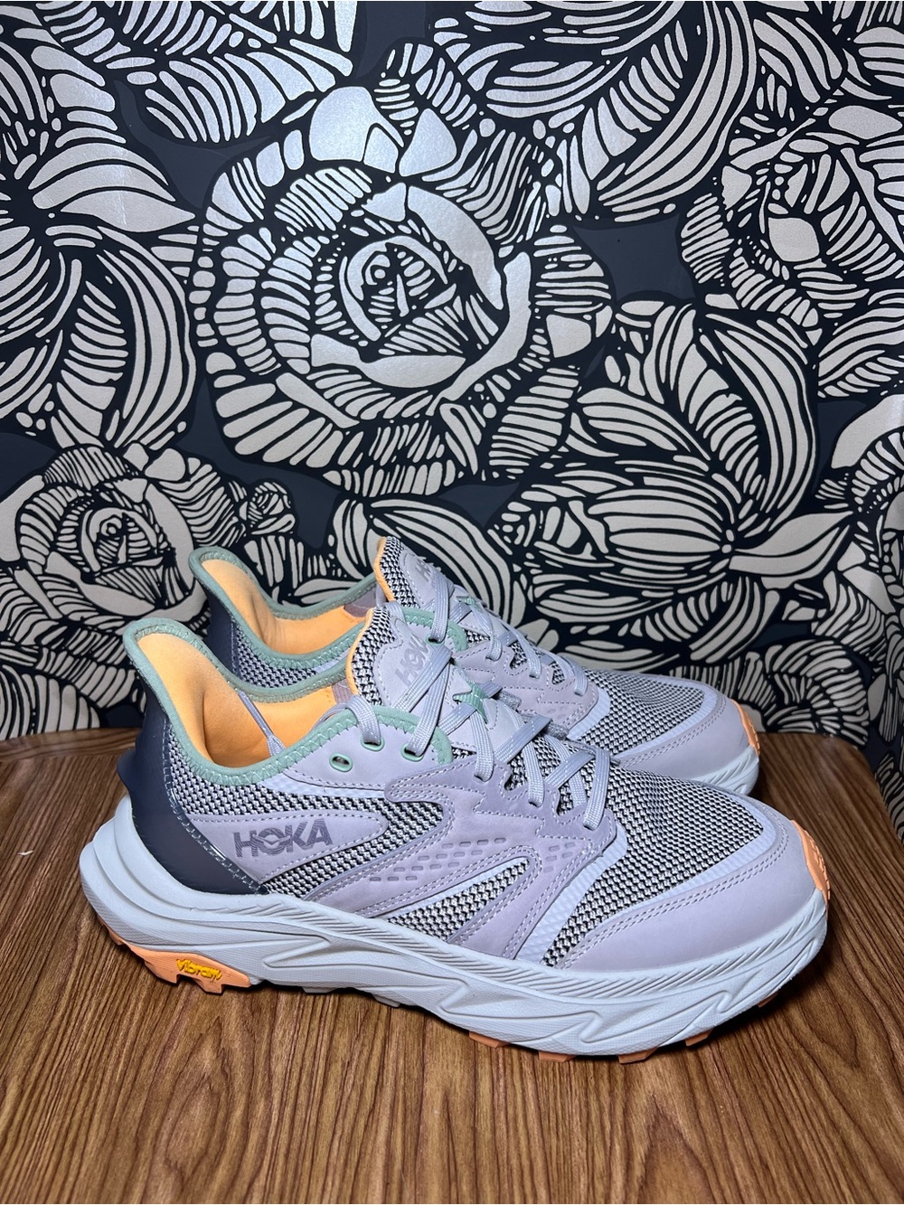 Hoka women’s size 9B